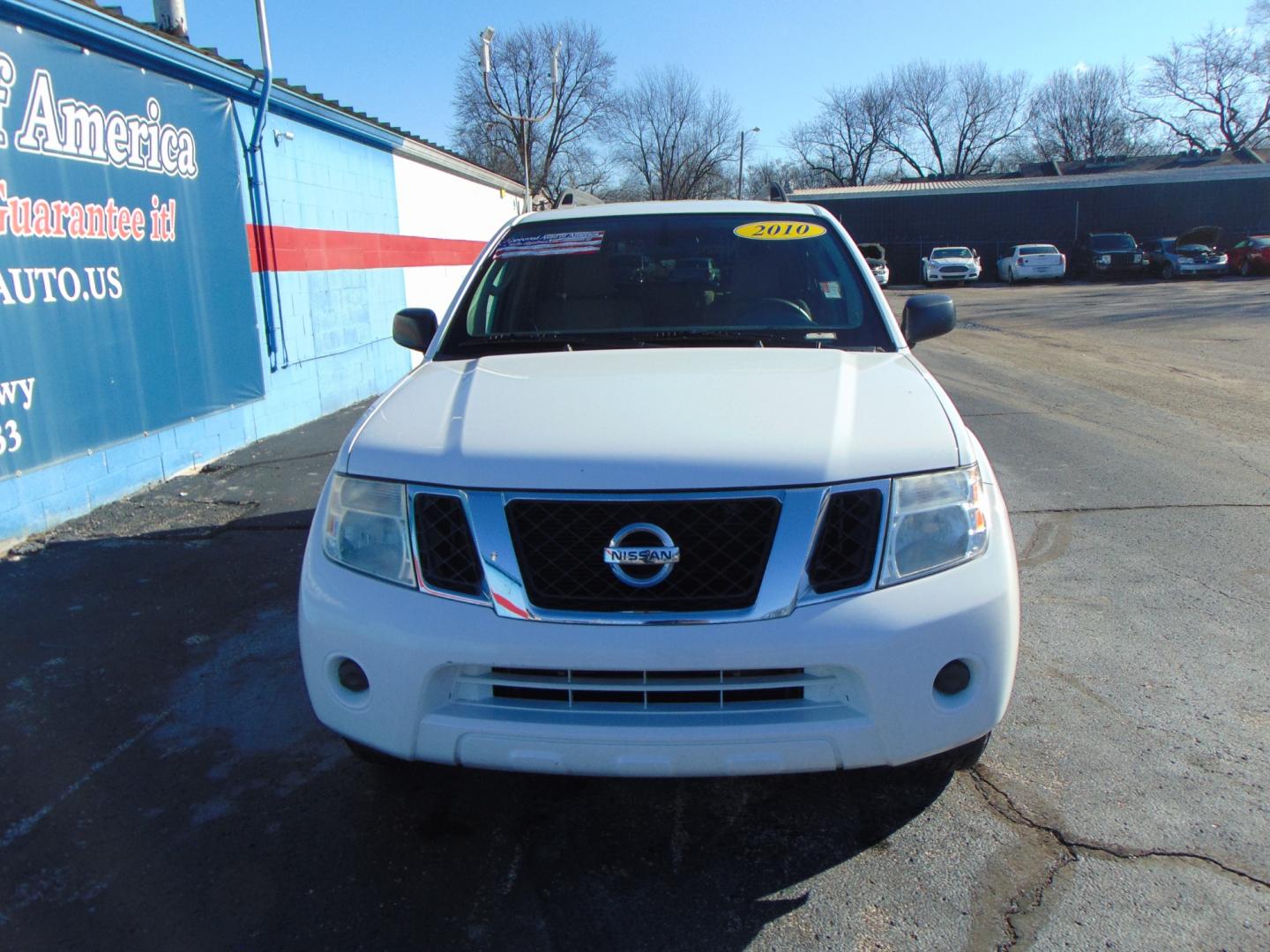 2010 White Nissan Pathfinder (5N1AR1NN7AC) with an V6 4.0 Liter engine, Automatic, 5-Spd w/Overdrive transmission, located at 2105 Dixie Hwy, Louisville, KY, 40210, (502) 772-3333, 38.220932, -85.795441 - Photo#4